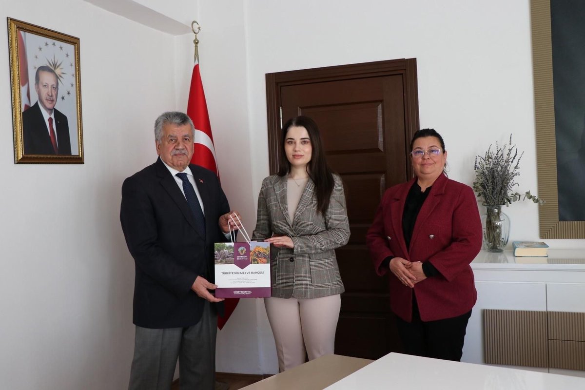 senirkentbld's tweet photo. Belediye Başkanımız Sayın Hüseyin BAYKAL, 8 Mart Dünya Kadınlarının Emek ve Dayanışma Günü’nü kutlama etkinliği çerçevesinde Kaymakamımız Sayın Seda GÜR Hanımefendiyi makamında ziyaret ederek bu anlamlı günlerini kutladı. https://t.co/WP0vlQ5Flj