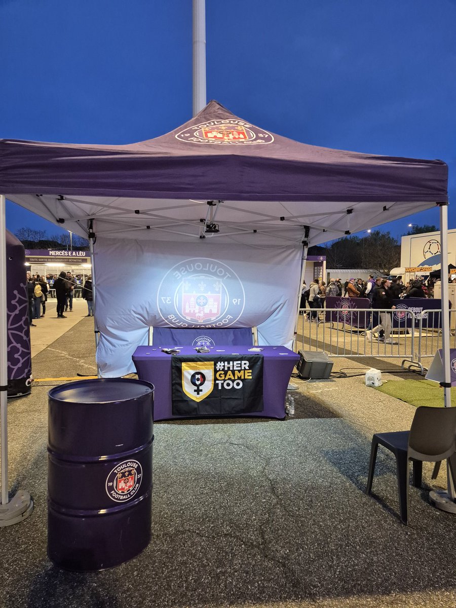 AnneSoAlbaCass's tweet photo. Dans le cadre des événements du #8mars nous avons participé avec @hergametoofr et @ToulouseFC à faire connaître notre dispositif contre les VSS dans le stadium.
#tfcom #vss https://t.co/gfhV15J2wU