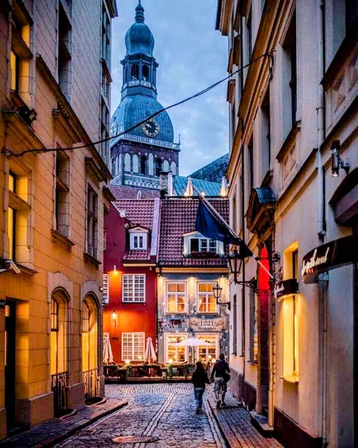 Draw joy on the gray face of the day, so that it walks smiling until the evening! Let the world around you be colorful... draw the sun, so that it shines in the sky! I wish you a happy spring!☀️
📸 Rīga