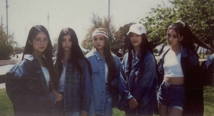 njz_updateidn's tweet photo. Sebagai bentuk kepedulian terhadap Minji, Hanni, Danielle, Haerin dan Hyein. Kami memutuskan untuk ikut melakukan boikot terhadap konten baru NewJeans di bawah manajemen ADOR saat ini.
Mulai saat ini kami akan memboikot semua rilisan yang berasal dari HYBE dan ADOR.
Keputusan ini diambil sebagai respons terhadap tindakan HYBE dan ADOR yang dianggap dengan sengaja menyakiti para member NewJeans dan memisahkan mereka secara paksa dan berbagai isu yang sedang berlangsung, termasuk gugatan hukum terhadap Danielle dan keluarganya serta berbagai kekhawatiran terkait perlakuan terhadap para member.

Kami berharap adanya transparansi, tanggung jawab dan penyelesaian yang adil bagi para member.

Terkait pelaksanaannya, kami memahami bahwa terdapat perbedaan pendekatan di dalam fandom.
Tokkis internasional memilih memboikot konten baru maupun lama, sementara K-Tokkis memboikot konten baru saja. Kami menghormati setiap pilihan dukungan yang diambil oleh para fans.

Dukungan kami tetap untuk Minji, Hanni, Danielle, Haerin dan Hyein.

#FreeNewJeans 
#NoDanielleNoNewJeans 
#AllDoorsAreClosed