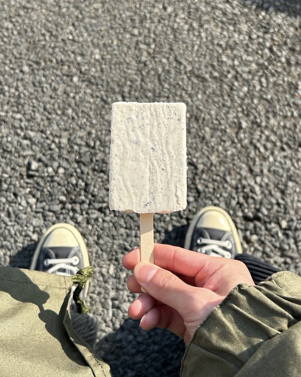 有給というのは、この時間にコンビニのベンチでアイスを食べたりするためにあるんだよな