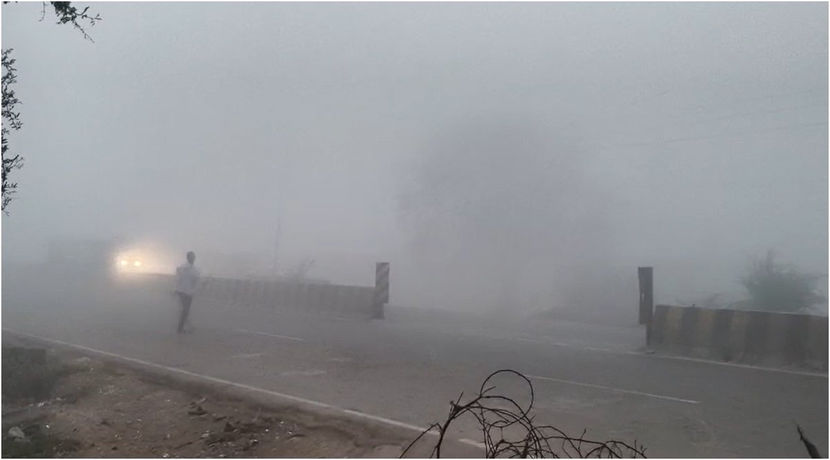 jmdnewsflash's tweet image. #BreakingNews | मार्च के महीने में बुलंदशहर में कोहरे का कहर जारी। सड़कों पर छाई तेज धुंध से वाहनों की रफ्तार थम गई। बे-मौसम कोहरे ने लोगों को चौका दिया।

#Bulandshahr #FogAlert  #UPWeather #TrafficAlert