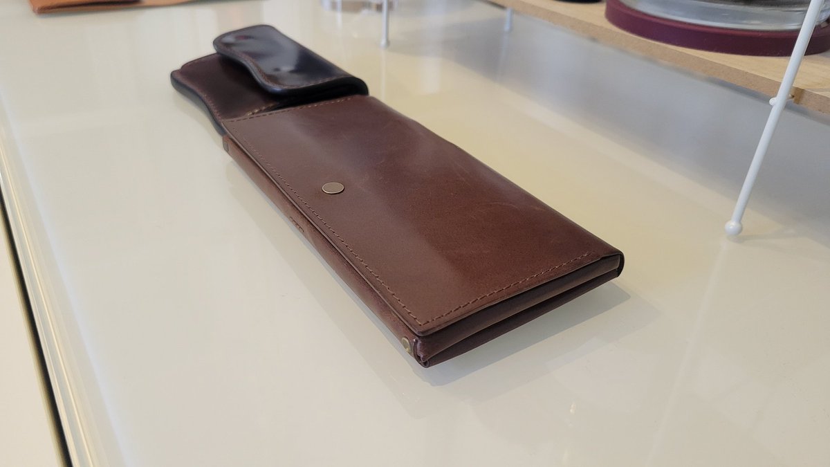 chu81tei's tweet photo. お札14枚
カード7枚
お守り2枚
コイン30枚
入れてもこの薄さ
スマホケースを付けたスマホと同じ位の厚み
キボシの方が厚み出ないかもしれないけど、ホックの方が型崩れしづらい
#財布
#usuhalong
#点と線
#長財布
#LongWallet https://t.co/dODftBO873