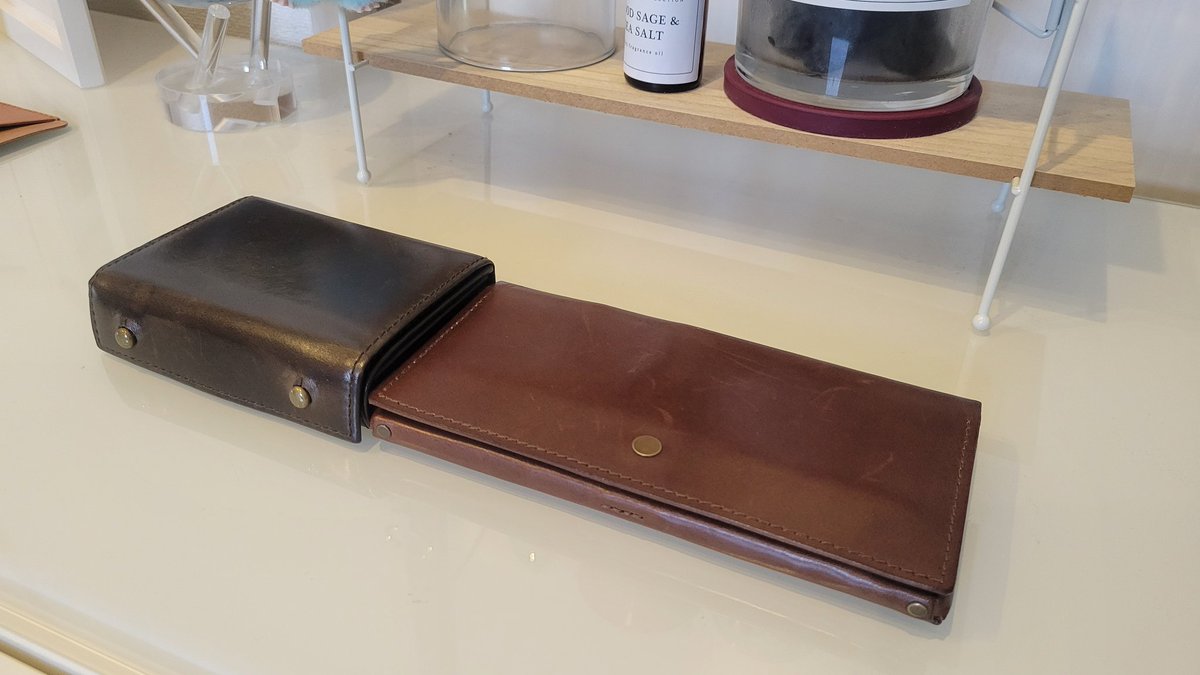 chu81tei's tweet photo. お札14枚
カード7枚
お守り2枚
コイン30枚
入れてもこの薄さ
スマホケースを付けたスマホと同じ位の厚み
キボシの方が厚み出ないかもしれないけど、ホックの方が型崩れしづらい
#財布
#usuhalong
#点と線
#長財布
#LongWallet https://t.co/dODftBO873