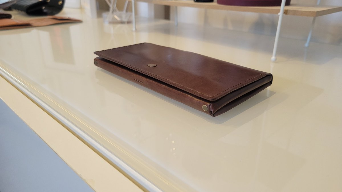 chu81tei's tweet photo. お札14枚
カード7枚
お守り2枚
コイン30枚
入れてもこの薄さ
スマホケースを付けたスマホと同じ位の厚み
キボシの方が厚み出ないかもしれないけど、ホックの方が型崩れしづらい
#財布
#usuhalong
#点と線
#長財布
#LongWallet https://t.co/dODftBO873