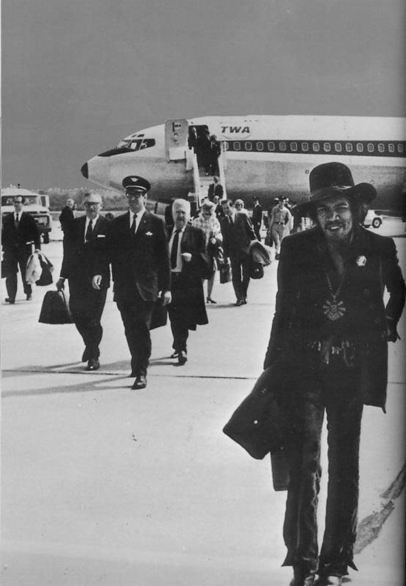 SVG__Collection's tweet photo. Jimi Hendrix arriving in Milan (1968) https://t.co/8BwfLICZzP