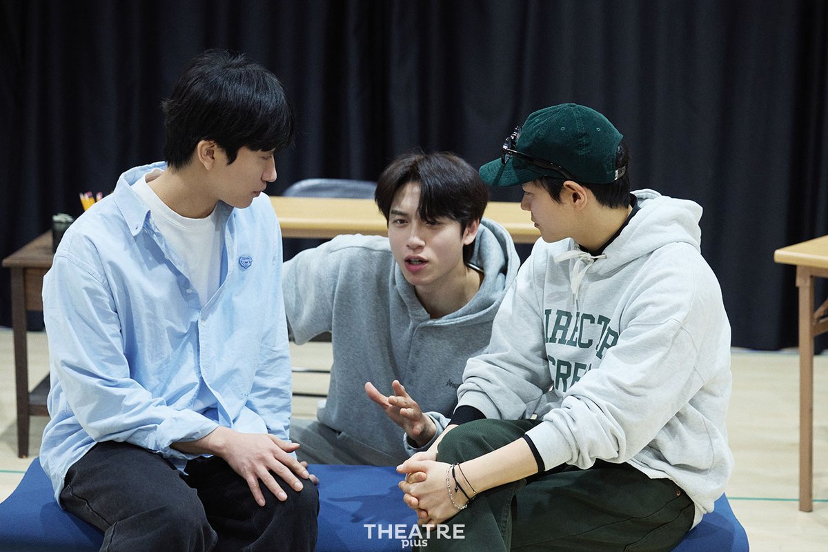 theatreplus_twt's tweet photo. [인터뷰🎙] 3월호는 연극 <히스토리 보이즈> 연습실에 다녀왔습니다✍️마치 학교처럼 치열한 토론이 이뤄지던 현장으로 여러분을 초대합니다. 깊은 고민과 정성이 담긴 배우 #안지환 #송광일 의 인터뷰도 함께 만나보시죠 📩
-
📲https://t.co/ykv4YMjVPo https://t.co/nNo2SVMWxu