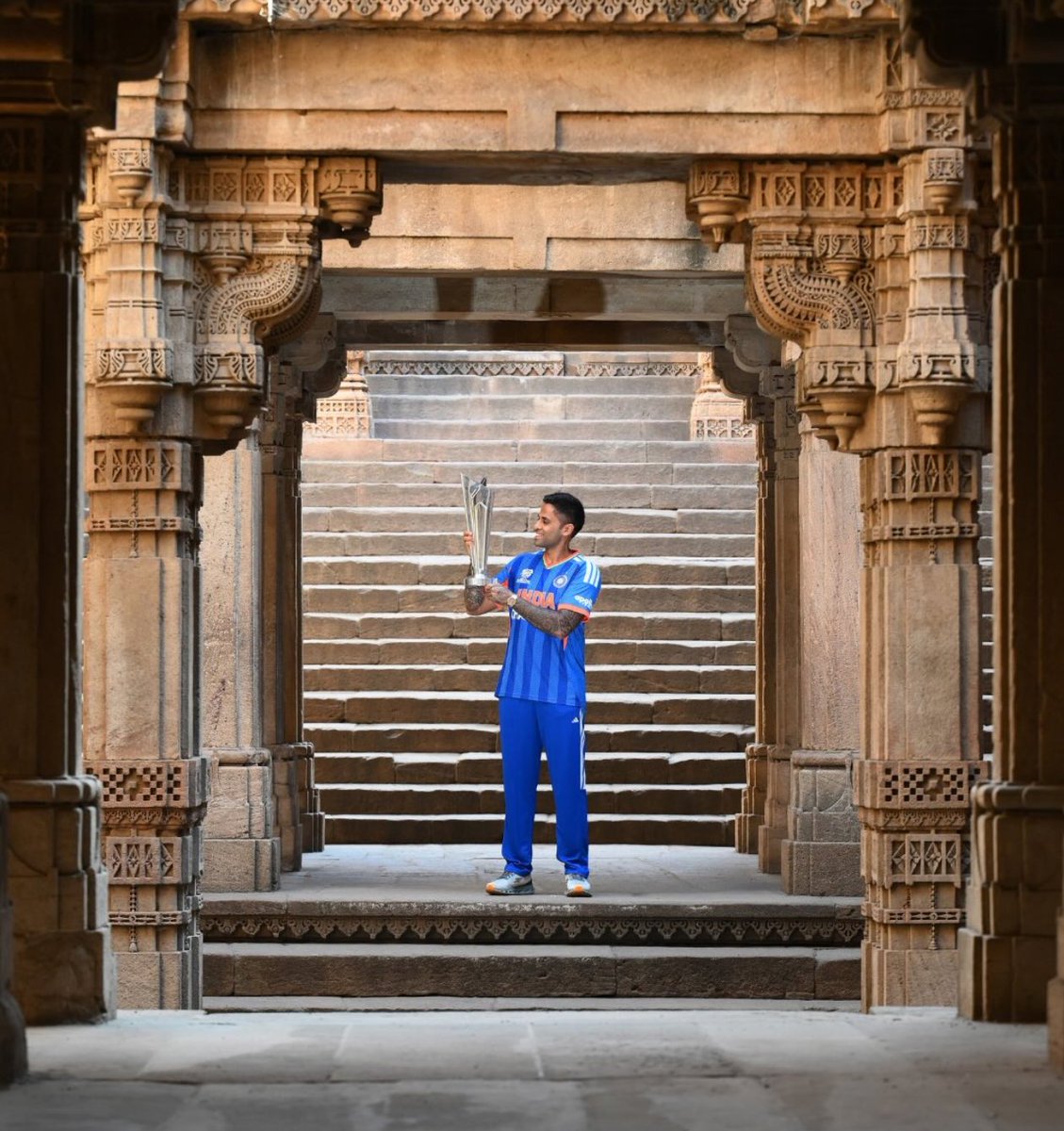 यार कप्तानी करके बहुत जिम्मेदारियां उठानी पड़ती हैं,  कभी इंटरव्यू तो कभी फोटोशूट 

खैर बहुत मेहनत करी है सूर्य कुमार यादव ने इसके लिए 🫡

खैर गोपनीय सूत्रों से पता चला है कि भाऊ से वो खास लोग इसलिए नहीं जल रहे कि भाऊ एलिट कप्तानों की श्रेणी में शामिल हुए बल्कि

इसलिए सुलग रहे