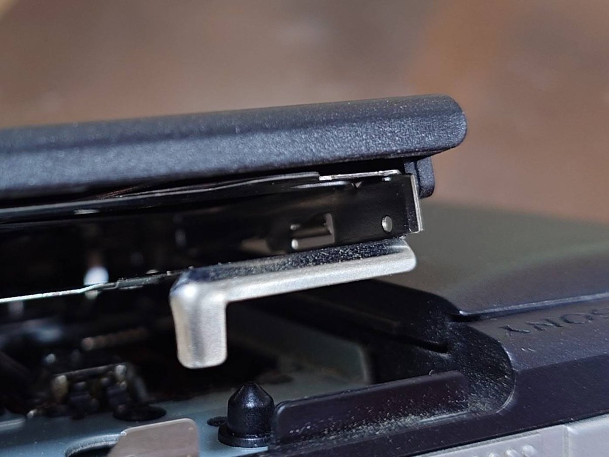 UMDディスクには設計当初、MDディスク同様のシャッターが付いていましたが、量産直前に廃止されました。理由は「レーベル面を綺麗に見せる」ためでした。PSP-1000にはその名残として、シャッター開閉機構が搭載されています。
#ウォークマン #walkman