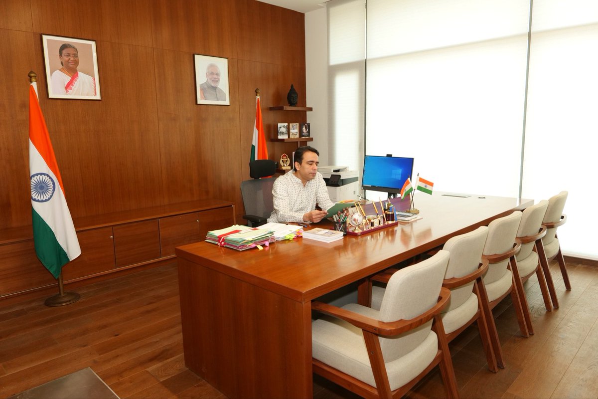 jayantrld's tweet photo. A new beginning in inspiring settings as I settled into my office at Kartavya Bhawan.

There is a lot of light coming into the premises which will energise us, the broad architectural lines giving a sense of the scale and sanctity of our responsibilities and duties.

Looking forward to productive days of work ahead!
🙏🏽