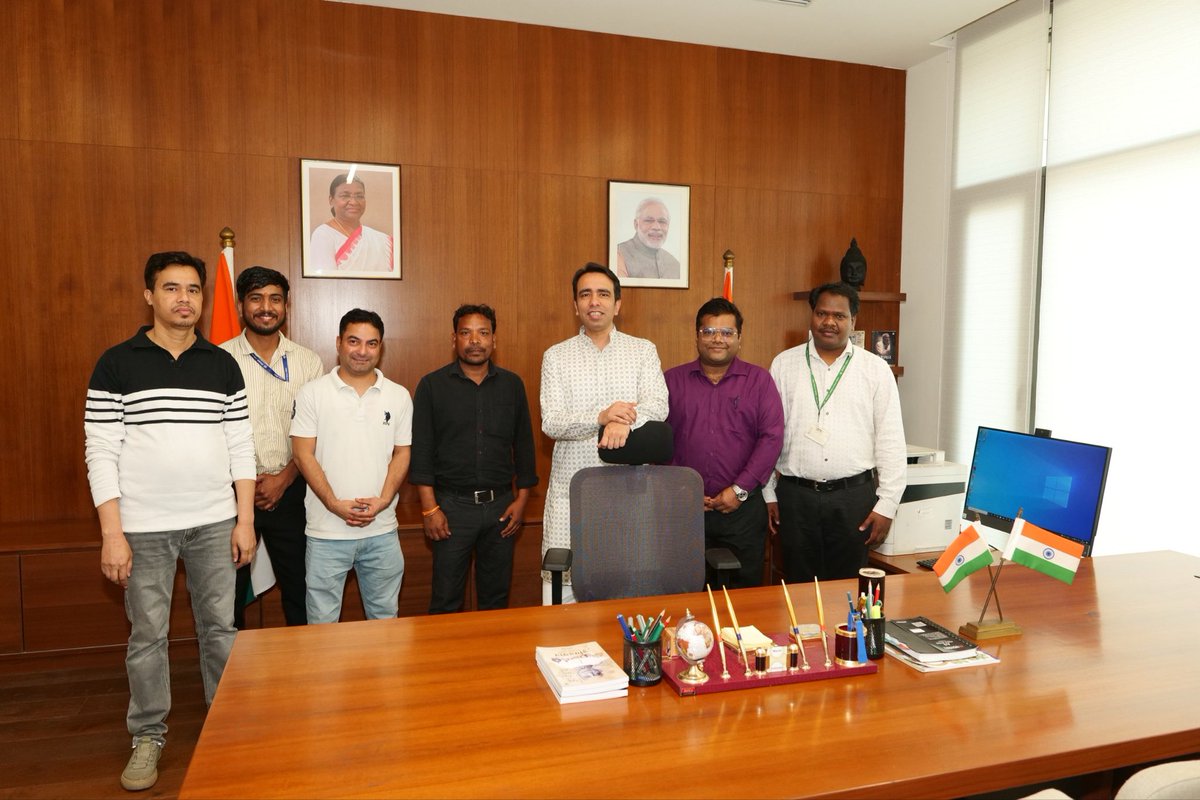 jayantrld's tweet photo. A new beginning in inspiring settings as I settled into my office at Kartavya Bhawan.

There is a lot of light coming into the premises which will energise us, the broad architectural lines giving a sense of the scale and sanctity of our responsibilities and duties.

Looking forward to productive days of work ahead!
🙏🏽