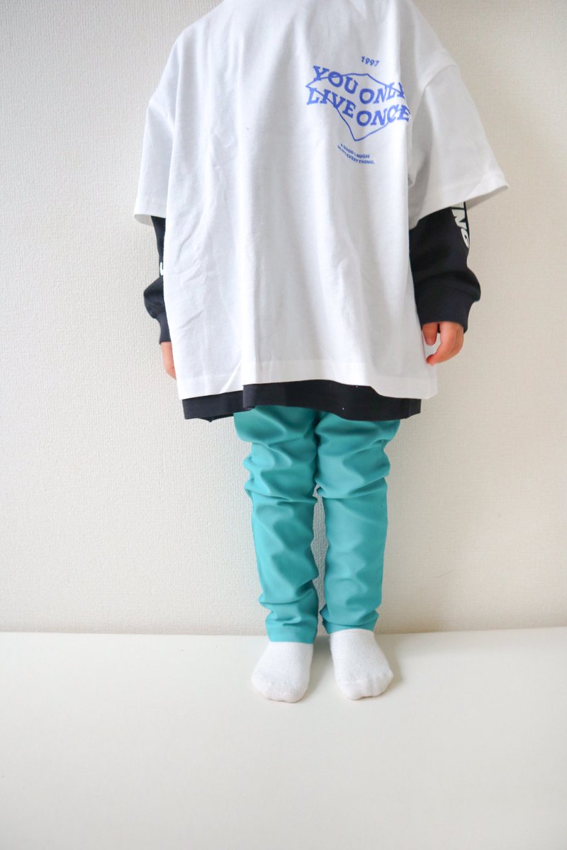 uw_29's tweet photo. @BREEZE_FO さまのらくらくスキニーパンツ💓
ストレッチが効いていてとても動きやすそう👏
99cm、15.5kgの息子が100size(豹柄)と110size(グリーン)を履き比べてみたよ！
100sizeは足首ジャストのピッタリサイズでスッキリ！
110sizeは全体的に少しゆったりするけど、足首でとまるよ😊
#PR
#mommyメイト https://t.co/cLpssDJVir