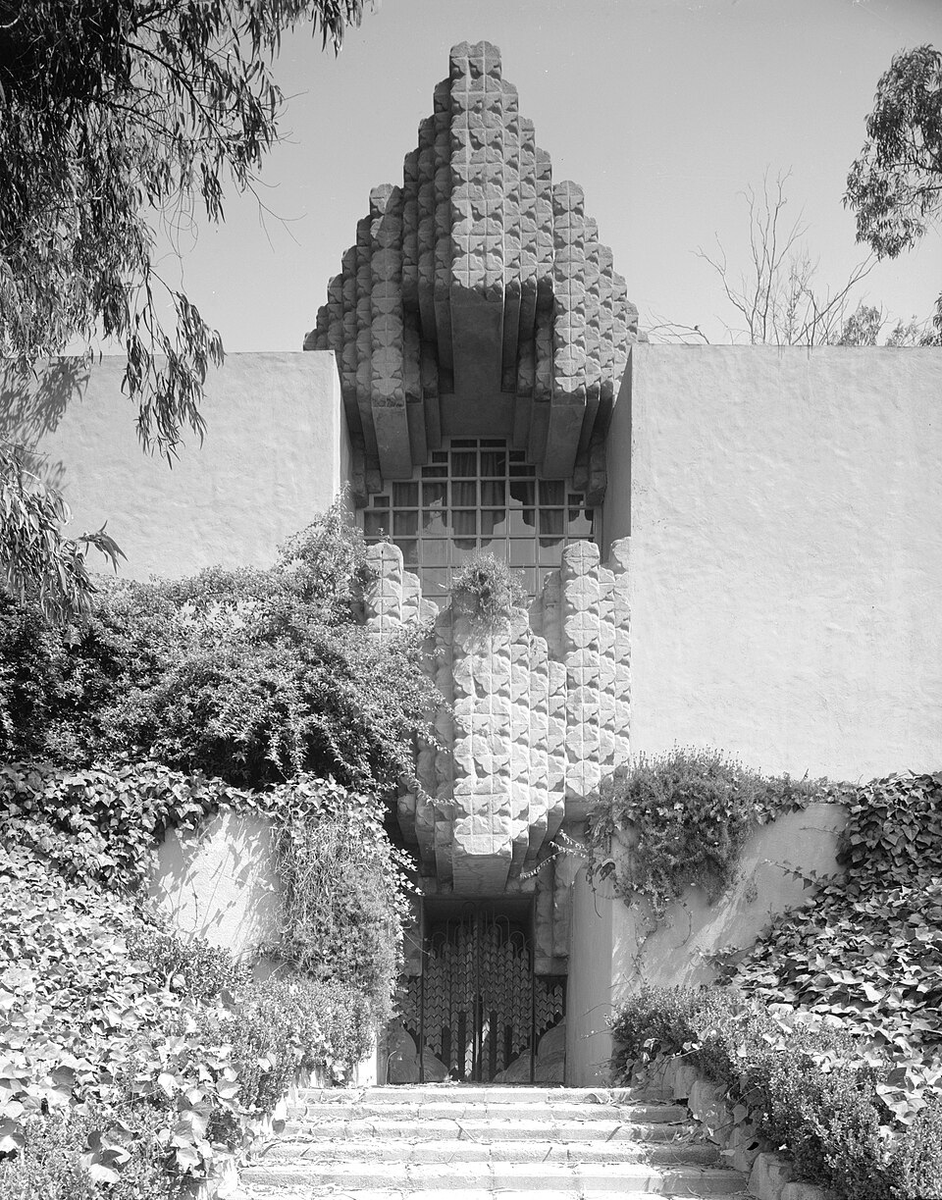 wired4wonder's tweet photo. A house this striking was designed to be noticed, but its darkest secrets were meant to stay buried in the basement.

The Sowden House in Los Angeles is a masterpiece of Neo-Mayan architecture, but its beauty hides a jagged past. From 1945 to 1950, it was home to Dr. George Hodel, a primary suspect in the Black Dahlia murder.

His own son, a veteran homicide detective, later became convinced that Elizabeth Short was actually killed and dissected in the basement of this very mansion. While the house has been meticulously renovated into a luxury event space, the heavy, tomb-like atmosphere remains.

Visitors and film crews still report an overwhelming sense of being watched from the shadows of the central courtyard. It is a stunning Hollywood landmark that can’t quite shake the reputation of being an evil place.

What do you think really happened to Elizabeth Short?