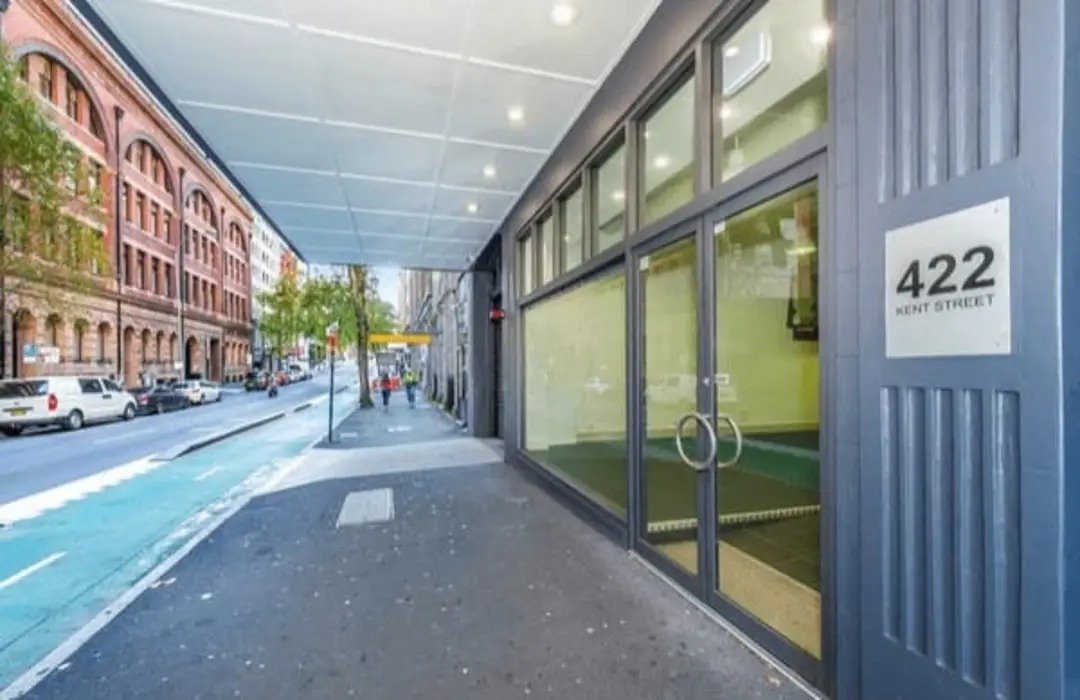SydneyOffices's tweet photo. Devitt Gaming P/L leased a camera warehouse 278sqm (approx.) near Town Hall at Ground &amp; Mezz, 422 - 424 Kent Street, Sydney from KCSYD P/L. 3 year term. Rent undisclosed. The brick building was reconstructed in 1992 for travel &amp; youth hostel offices.
#cre #sydneyproperty #leased https://t.co/icsAAesQ4H