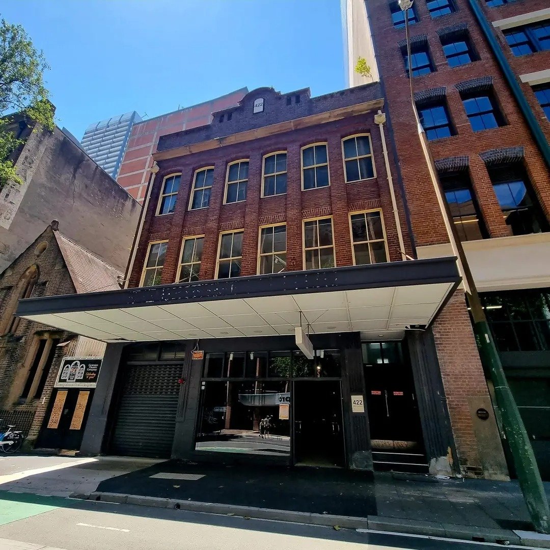 SydneyOffices's tweet photo. Devitt Gaming P/L leased a camera warehouse 278sqm (approx.) near Town Hall at Ground &amp; Mezz, 422 - 424 Kent Street, Sydney from KCSYD P/L. 3 year term. Rent undisclosed. The brick building was reconstructed in 1992 for travel &amp; youth hostel offices.
#cre #sydneyproperty #leased https://t.co/icsAAesQ4H