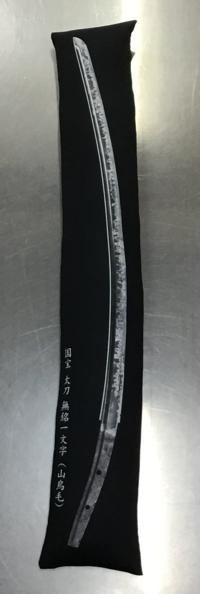 osafune_sword's tweet photo. 【新商品のお知らせ】※3/20(金)～常設販売開始
＜山鳥毛実物大クッション＞※税込6,710円
国宝「山鳥毛」の画像を使用した、実物大サイズのクッションです。
日本刀の美しさや存在感を身近に感じることができます。
#長船ふれあい物産館 #山鳥毛2026物販情報 https://t.co/DK1VszC2D1