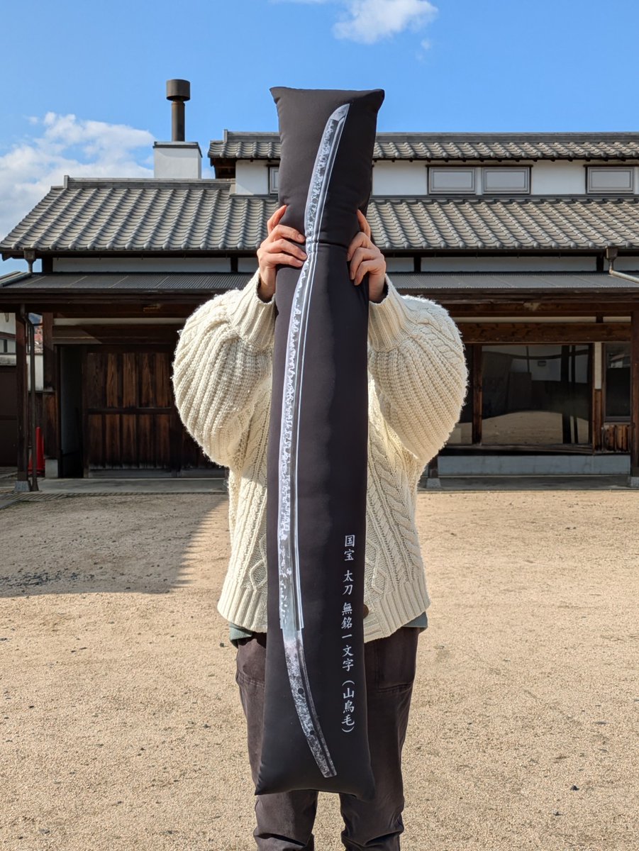 osafune_sword's tweet photo. 【新商品のお知らせ】※3/20(金)～常設販売開始
＜山鳥毛実物大クッション＞※税込6,710円
国宝「山鳥毛」の画像を使用した、実物大サイズのクッションです。
日本刀の美しさや存在感を身近に感じることができます。
#長船ふれあい物産館 #山鳥毛2026物販情報 https://t.co/DK1VszC2D1