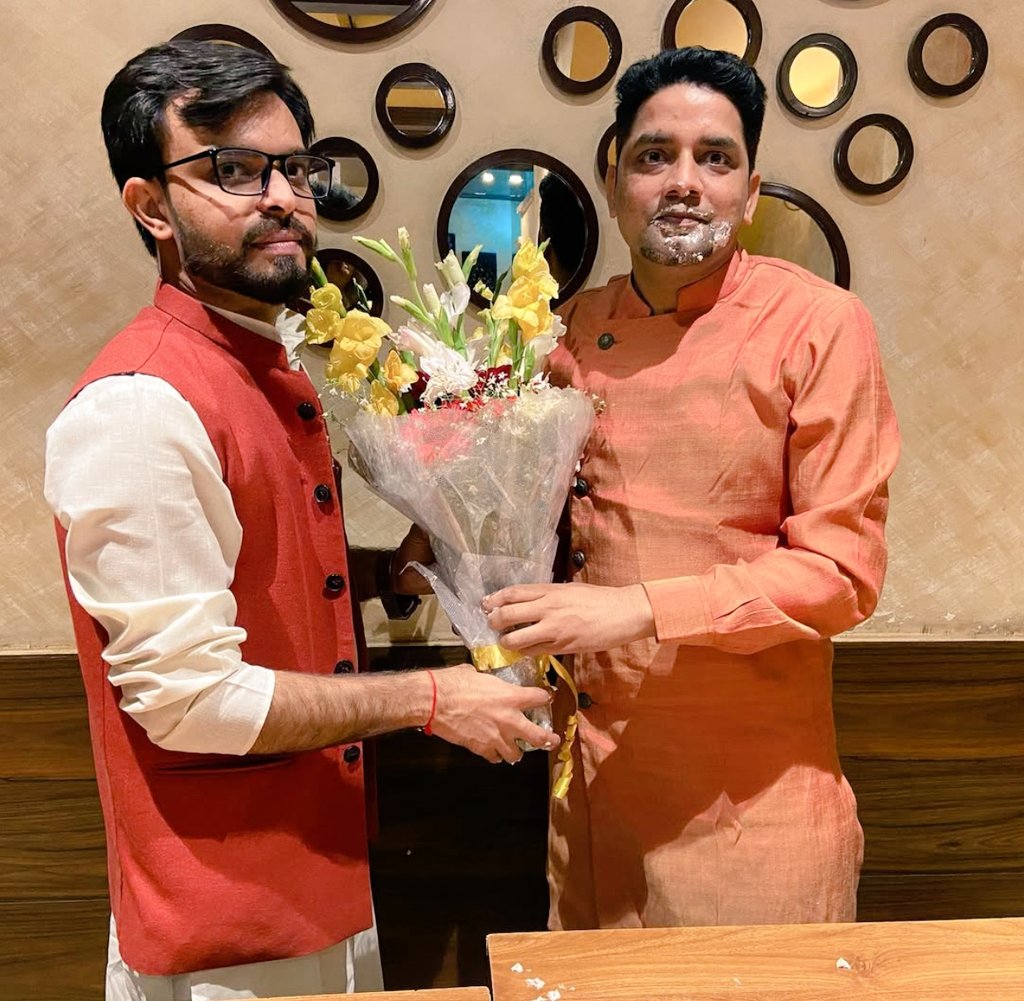 imprasoonpandey's tweet photo. विश्व पटल पर मंडराते संकट के बादलों और मिडिल ईस्ट की 'बारूदी बौछारों' के बीच, अपनी सौम्य वाणी से प्रेम की फुहारें बरसाने वाले, आधुनिकता के इस दौर में भी संस्कारों की विरासत को जीवंत रखने वाले आदरणीय धर्मेंद्र जी को जन्मदिवस की अनंत शुभकामनाएं।💐💐🎂🎂
@dharmendra9582 https://t.co/qt1nMAhR41