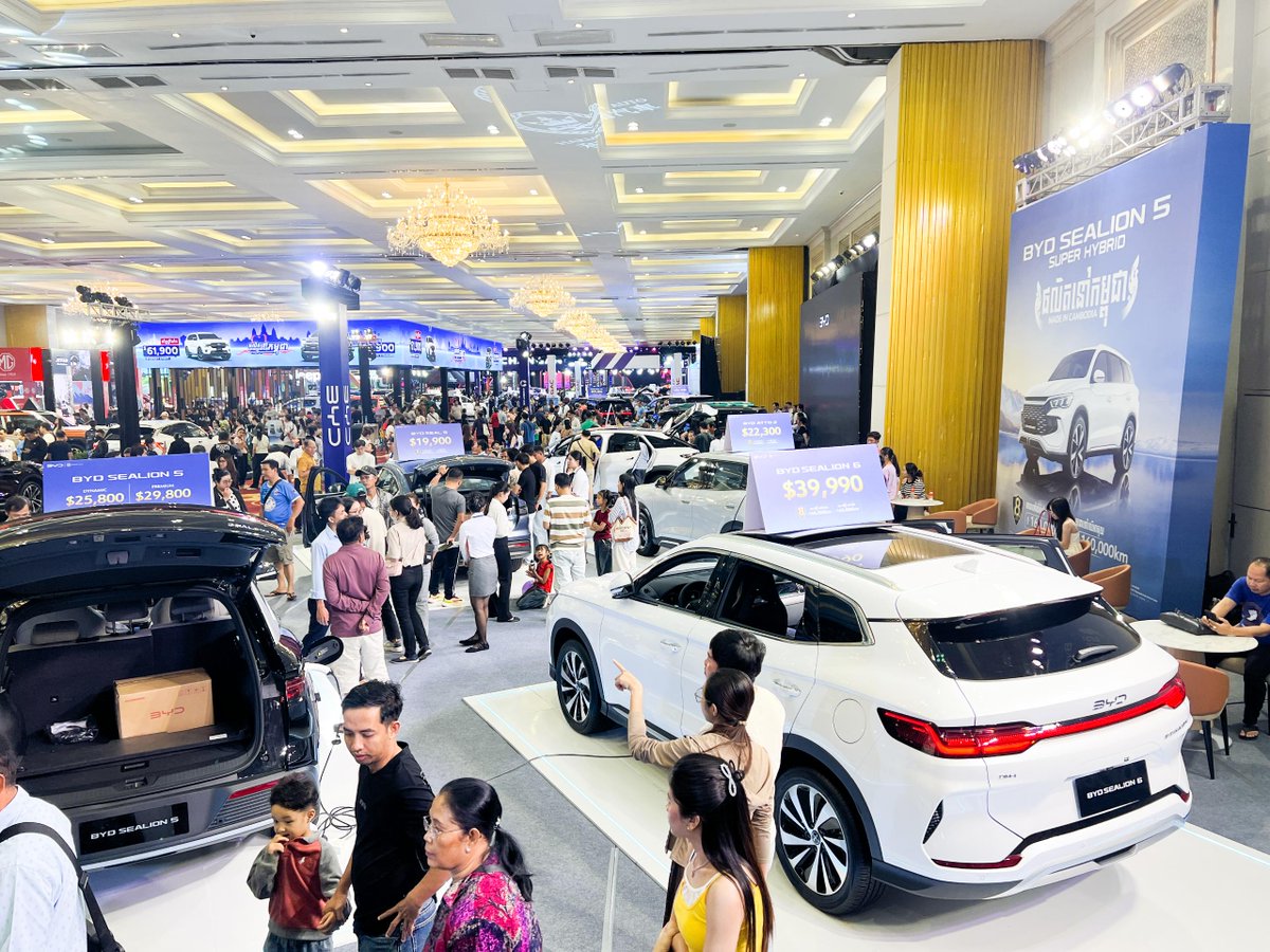 BYD_AsiaPacific's tweet photo. The Premier Centre Autoshow concluded a great success and BYD has drawn massive crowds, securing 374 orders in 3 days and leading the show!
The Deputy Prime Minister experienced the BYD Ti7 in person and spoke highly of it.
#BYD #BYDAPAC #BYDCambodia #ThePremierCentreAutoshow https://t.co/EGymB2ovCU