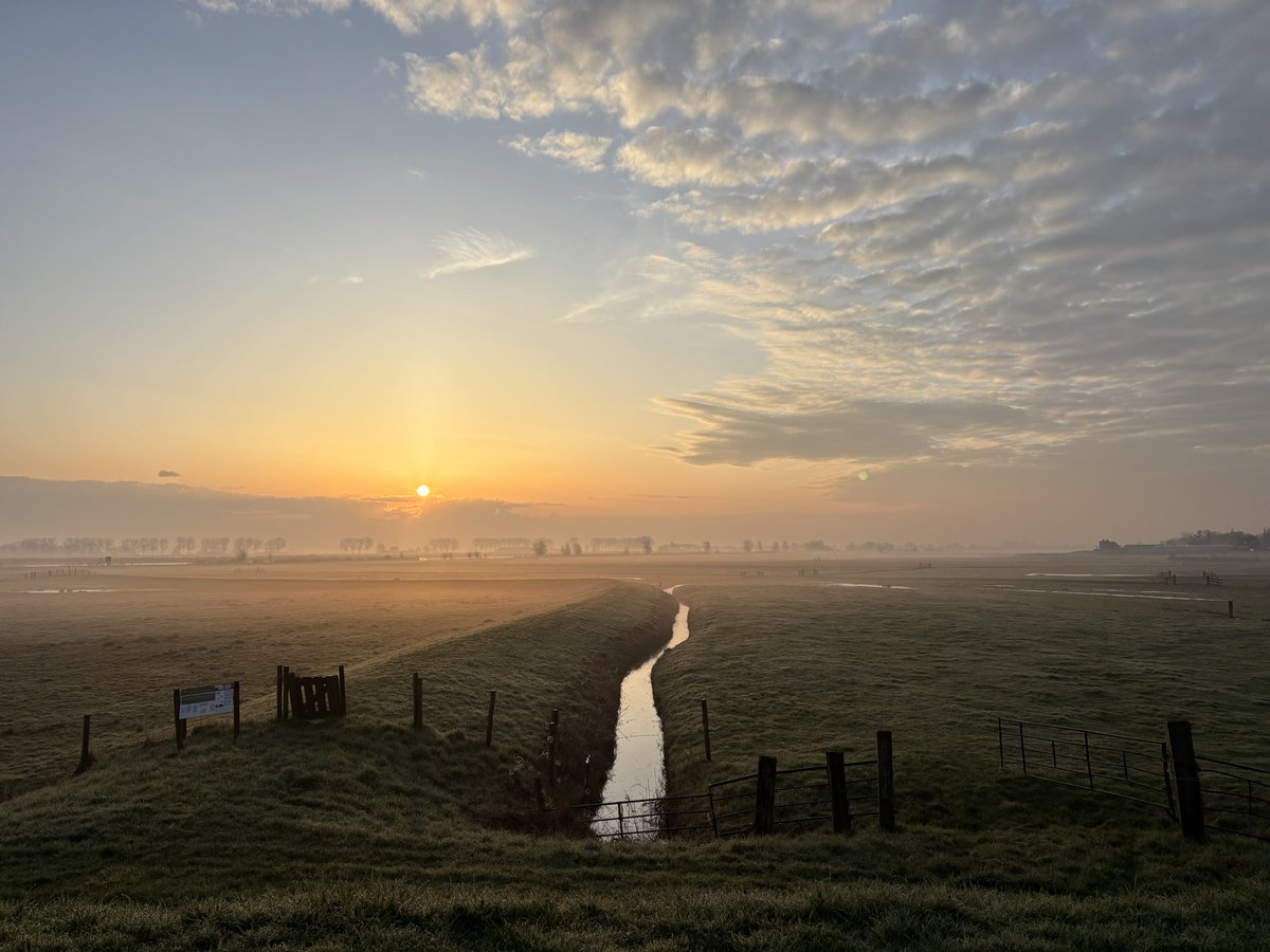 CrPierik's tweet photo. 10 maart 2026. De zekerheid dat de zon opkomt laat zich weer zien. Iedere dag op een andere manier. Vandaag geweldig gedragen door het fascinerende ‘gezang’ van #wulp #grutto #kievit en #tureluur Volop #voorjaar https://t.co/Iza6AcTNp9