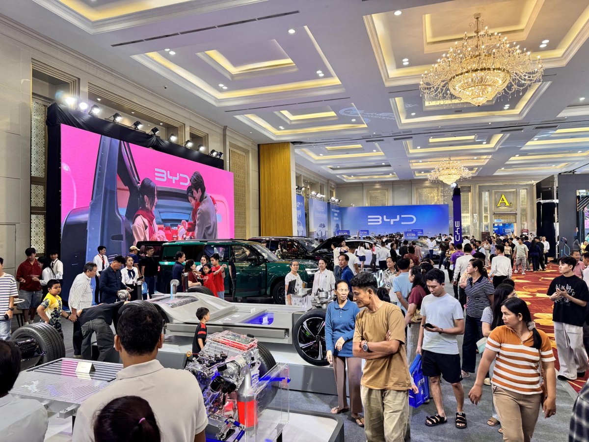 BYD_AsiaPacific's tweet photo. The Premier Centre Autoshow concluded a great success and BYD has drawn massive crowds, securing 374 orders in 3 days and leading the show!
The Deputy Prime Minister experienced the BYD Ti7 in person and spoke highly of it.
#BYD #BYDAPAC #BYDCambodia #ThePremierCentreAutoshow https://t.co/EGymB2ovCU