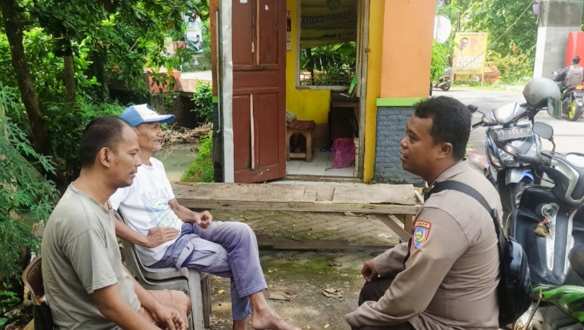 tri_zulf's tweet photo. Bhabinkamtibmas kaliaegoro Polsek Gunungpati sambangi warga binaaannya guna menjalin komunikasi dan berikan pesan kamtibmas untuk selalu waspada dan antisipasi terhadap tindak kejahatan agar terciptanya situasi yang aman nyaman dan kondusif. https://t.co/pHoX3ShGY6