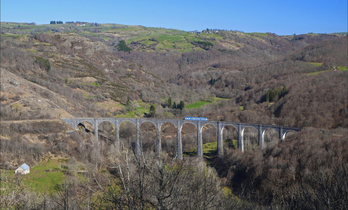 CheminsdeFerTC's tweet image. Le =&amp;gt;#X2800 du gentiane-express.com sur le majestueux =&amp;gt;#viaducdeBarajol, aujourd'hui tracé touristique sur l'ancienne ligne Neussargues - Bort-les-Orgues.
Document non sourcé.