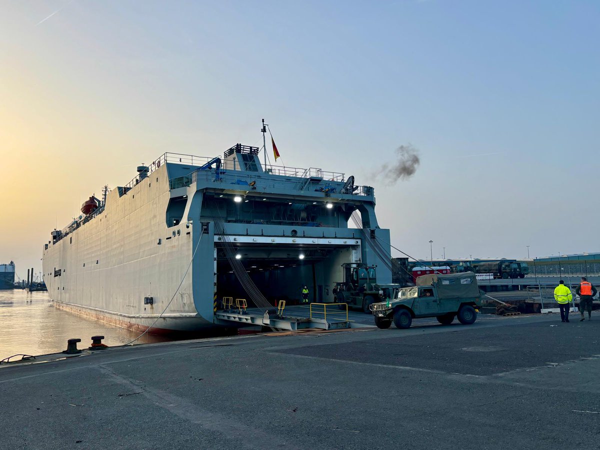 EMADmde's tweet photo. El Buque de Transporte Logístico ‘Ysabel’ navega en demanda de territorio español para completar la fase de repliegue de fuerzas del @EjercitoTierra que han participado en el ejercicio #SteadfastDart26. #MOPS @Armada_esp https://t.co/kh7Gurxgum