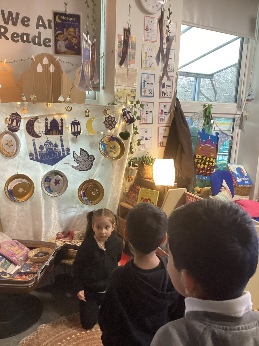 MrsGriffiths7's tweet photo. We were shocked to find them and made predictions about who did it 🥕🥦🍇🍉🍎🍌🍓 #eyfs #supertato @BrightFuturesET https://t.co/cra3yWSnY4