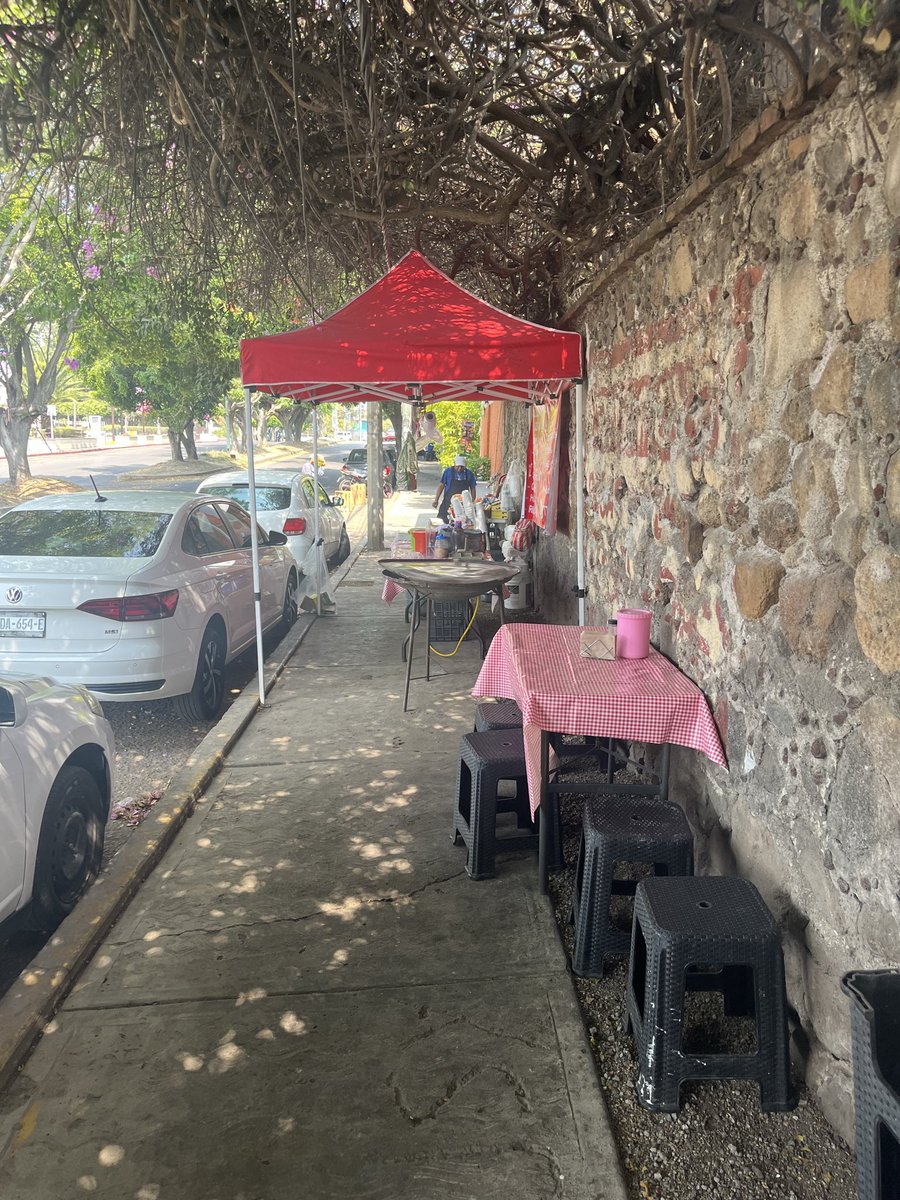 Jamil_Lases's tweet photo. Los dueños de las calles y banquetas frente a Plaza Cuernavaca calle Vicente Guerrero @CuernavacaGob @sspc_morelos https://t.co/SZquIL7gel