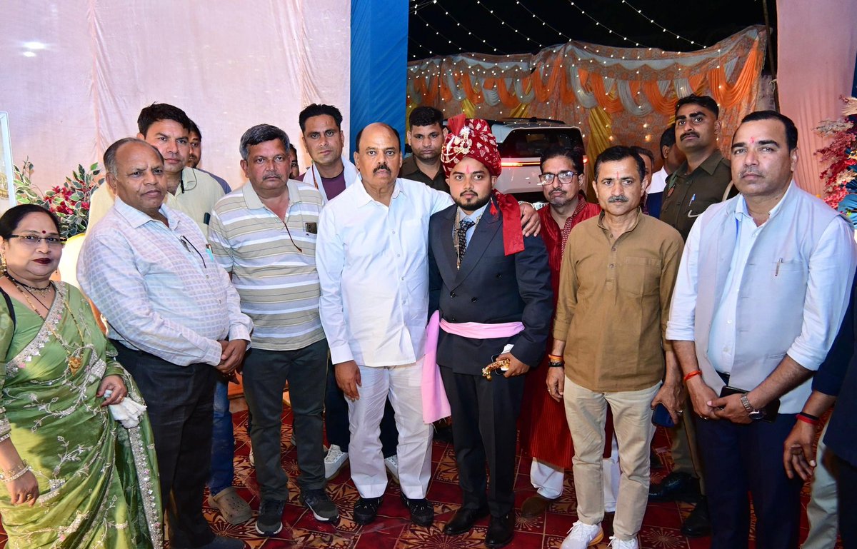 JaivirThakur's tweet photo. जनपद अलीगढ़ की बरौली विधानसभा में क्षेत्र भ्रमण के दौरान 
* डॉ अवनीश कुमार सिंह जी निवासी पैराई के सुपुत्र विवाह ।
* श्री चेतन राना जी निवासी श्यामपुर गभाना के यहां मण्डप प्रतिभोज । 
* श्री गणेश दत्त शर्मा जी निवासी  चंडौस के सुपुत्र विवाह। 
* श्री अन्नू तोमर प्रधान जी निवासी https://t.co/LJBS5XyDGz