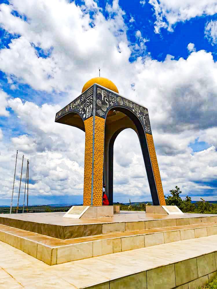 RugoteTours's tweet photo. 🚨Did you know🤔‼️
The Biharwe Eclipse Monument🗽 is a Historic monument found along Masaka Mbarara Highway.

It commemorates a dramatic solar🌖 eclipse that occurred around 1520 during the battle🤺 between the Ankole and the Bunyoro  kingdom.

When the sky🌑 went dark in the middle of the fight, both sides believed it was a sign from the heavens to stop the fight.

This monument today stands as a reminder of how a rare natural event helped bring peace.✌️ 
#ExploreAnkole