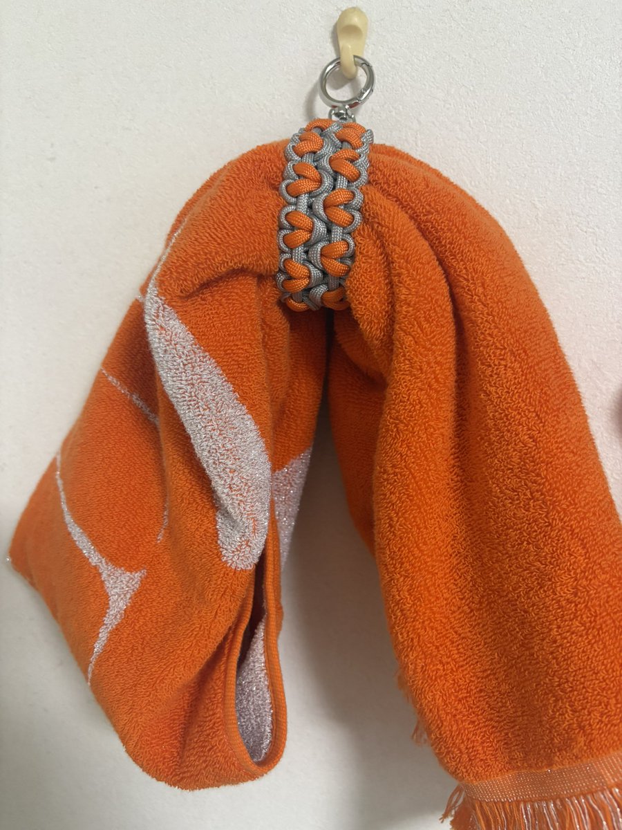 zyome1's tweet photo. リトパンくん用にハーネスと
タオル引っかけておく用のストラップ作ってみた。

ストラップの模様、V V V V
に見えるかな？

札幌ドームまで2週間とちょっと、体調整えて当日楽しめるように頑張る💪🏻

#Vaundy_SILENCE 
#VAUNDY https://t.co/sNhdDZMHm0