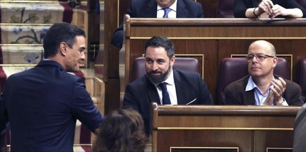 jaimedeolano's tweet photo. ¿Para qué sirve Vox?

• Extremadura votó centro derecha, Vox bloquea la formación de gobierno

• Aragón votó centro derecha, Vox bloquea la formación de gobierno

• Castilla y León va a votar centro derecha, Vox anuncia bloqueo

¡La banda de Sánchez está encantada con Vox! https://t.co/q1M815pE46