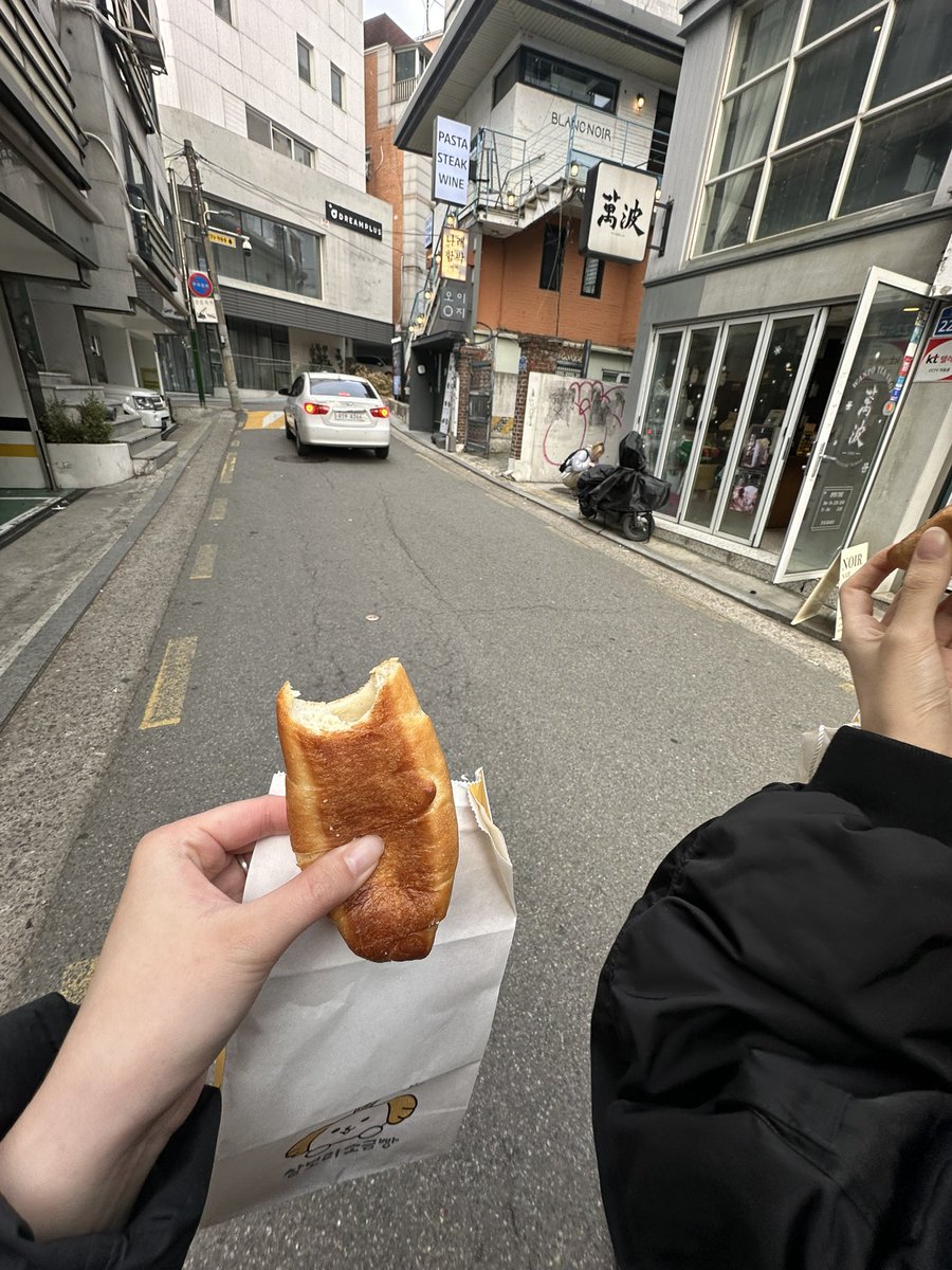 oO_Sep's tweet photo. 홍대입구역 찰보리 소금빵 진심 식어도.개존맛이니꺼 꼭 드시길 지금 2+2 행사 7천원.
진심 너무 맛있어염
아 생각나 또 갈 거야 https://t.co/SWNGICcSRJ