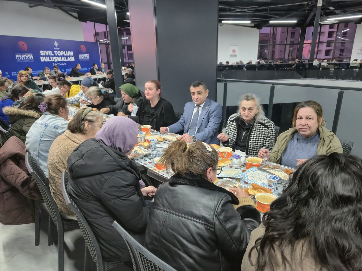 batmanvaliligi's tweet photo. Sivil Toplum Kuruluşları İftar Programında Bir Araya Geldi

İlimizde engelli bireylere yönelik faaliyet yürüten sivil toplum kuruluşlarının temsilcileri ve üyeleri, Sivil Toplum Merkezi’nde düzenlenen iftar programında bir araya geldi.

Vali Yardımcısı Cengizhan Ankara’nın katılımıyla gerçekleştirilen programa; STK temsilcileri, kurum müdürleri ve çok sayıda  vatandaş katıldı. Program, Kur’an-ı Kerim tilaveti ile başladı. Okunan duaların ardından davetliler birlikte iftar açtı.

İftar programının ardından engelli alanında faaliyet gösteren sivil toplum kuruluşlarının temsilcileriyle yakından ilgilenen Vali Yardımcısı Cengizhan Ankara, STK temsilcilerinin talep ve sorunlarını dinledi. Programda, ilgili kurum müdürlerinin de katılımıyla çözüm önerileri üzerine istişarelerde bulunuldu.

Programın sonunda engelli alanında faaliyet gösteren sivil toplum kuruluşlarının temsilcileri, kapılarını her zaman kendilerine açık tutan ve böyle anlamlı bir buluşmaya vesile olan Valimiz  Ekrem Canalp’e teşekkürlerini iletti.
@canalpekrem 
@btmnbld