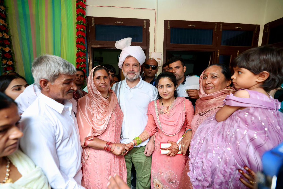 नेता विपक्ष श्री <a href="/RahulGandhi/">Rahul Gandhi</a> सोनीपत में किसान संजय मलिक जी की बेटी के शादी समारोह में शामिल हुए।

जननायक राहुल गांधी जी ने 2023 में पहली बार संजय जी से मुलाकात की थी। उनके साथ खेतों में काम किया और किसान परिवारों के संघर्ष की कहानी सुनी।

राहुल गांधी जी ने संजय मलिक जी और उनके