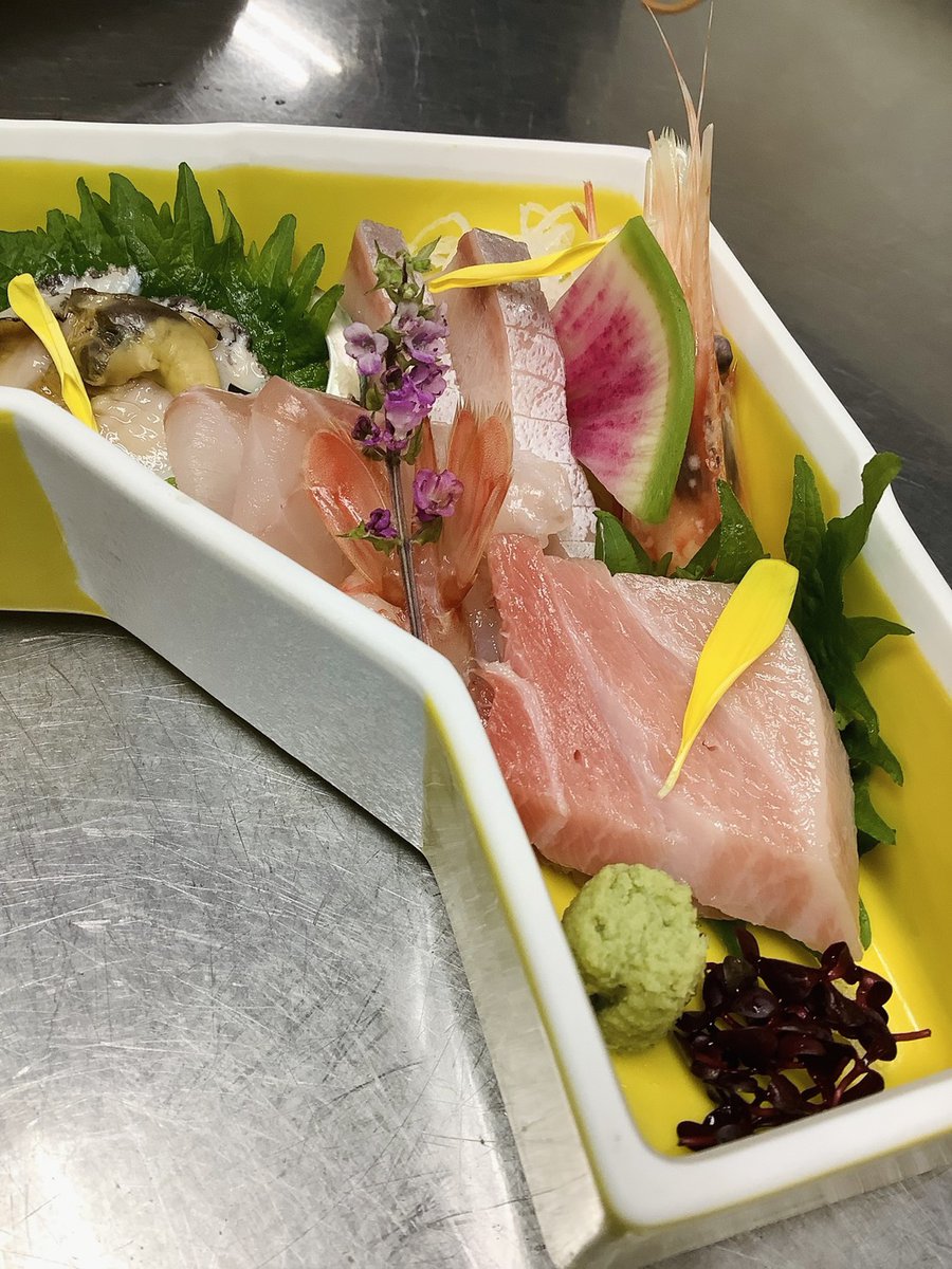 食事処「磯め」で提供している #和食 会席膳、
#春メニュー に変わりました🌸
準備中の一枚です
#湯の浜ホテル