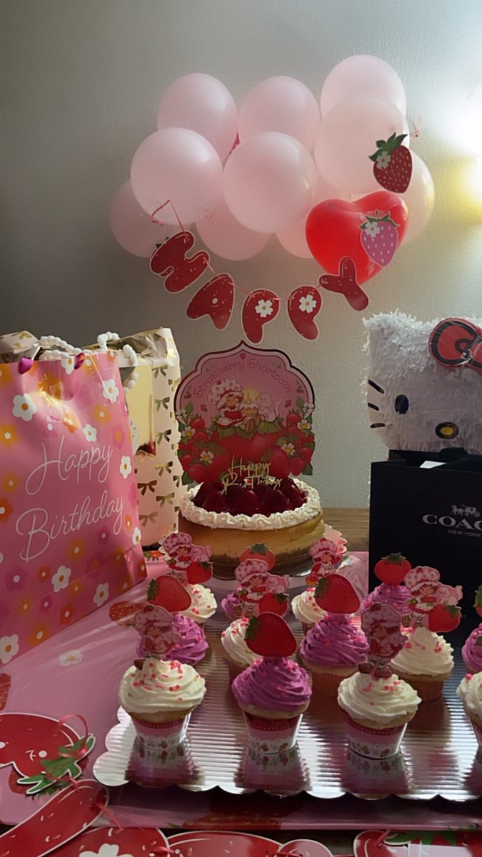 Karlaez99's tweet photo. Hoy fue mi cumpleaños 🩷🩷💌 https://t.co/svqTUQnvHb