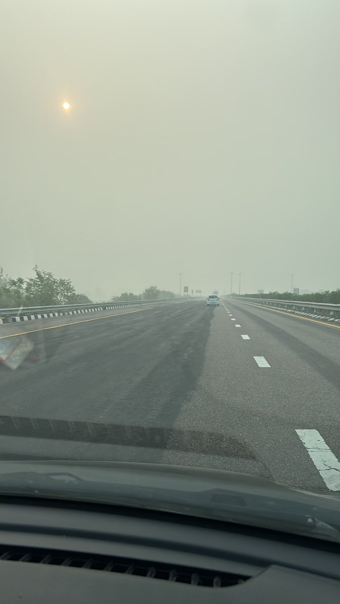 rawatprashantt's tweet photo. @ravish_journo Purvanchal exp way Right now https://t.co/fAiUO9kRoI