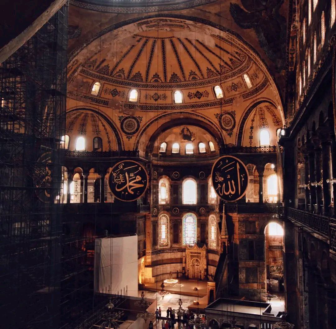 "كان رسولنا ﷺ رقيق القلب، حسن العشرة، يَترفَّق بأصحابه، ولا يهينُ أحدًا، من رآهُ هابهُ، ومن عرفهُ أحبَّه، يألفُ الناس ويألفونهُ، لا ينطقُ بفحش ولا يَعيبُ على أحدٍ، ليّنُ الجانب، لا يرُد سائلاً، وليس بِفظٍ ولا غليظ".
 حبً_لرسول_الله_صلّو_عليه💚