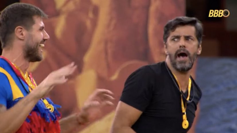 malibulox's tweet photo. juliano: “vocês são as maiores plantas aqui dentro” 

cowboy: “e você juliano que porra que você fez aqui dentro?” 

juliano: “eu atendi bigfone” 

eles morrendo de rir KKKKKKKKKKKKKK https://t.co/i8hGD9PqFQ