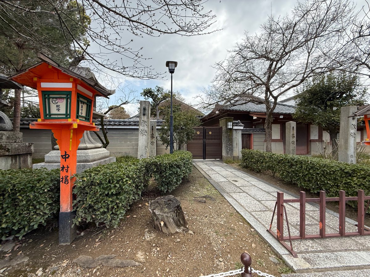 先週の京都行きで訪ねた、二軒茶屋「藤屋」跡地
八坂神社（旧祇園社）の南楼門前に中村楼と向かい合うようにありました
明治初期に営業終了し、現在向かいの中村楼のみが残ります
花洛名勝図会（文久2年）には「ふぢや」が描かれています
ここで歳三さんと源三郎さん、宴会したのですね☺️