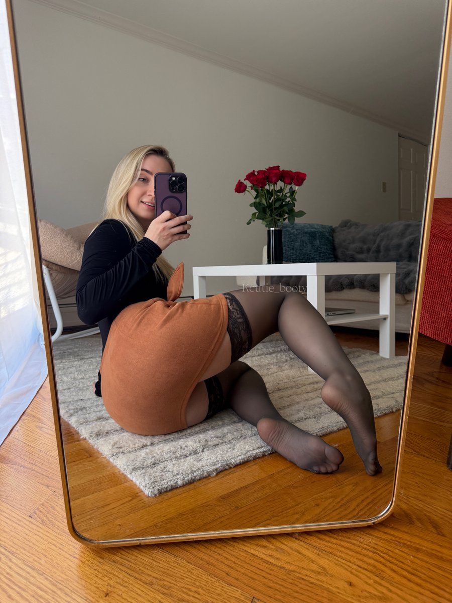 Cutiebootynylons tweet media