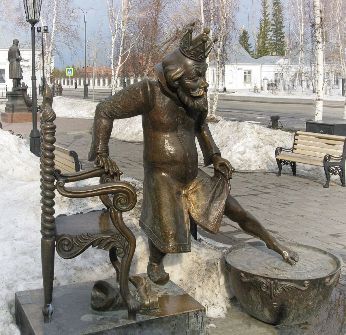 Тобольск находится на севере южной части Тюменской области. Тюмень основана в 1586 году, Тобольск в 1587 году. 
 Город Тобольск славится памятниками и скульптурами, которые отражают культурное и историческое прошлое города. 
 Царь из сказки "Конек-Горбунок".