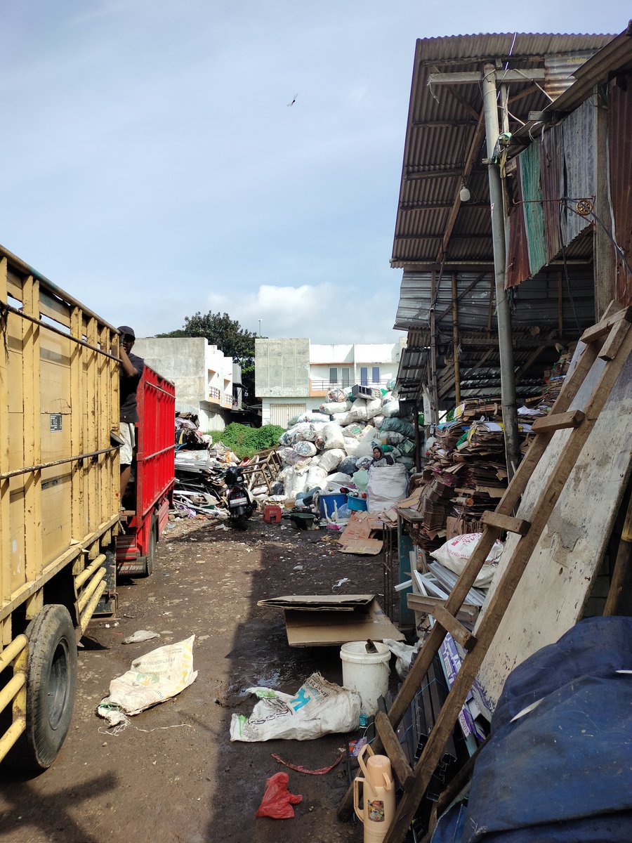 Jika mau berdagang dg orang Madura, belajar bahasa Madura. Simpel, l mereka pasti nambahi cashnya 😀🙏🏻 karena dianggap sodara. Kadang kita menganggap mereka rusuh, kotor, ya mungkin karena bisnisnya. Tp begini jg ada fungsinya untuk buang sampah yg punya value.