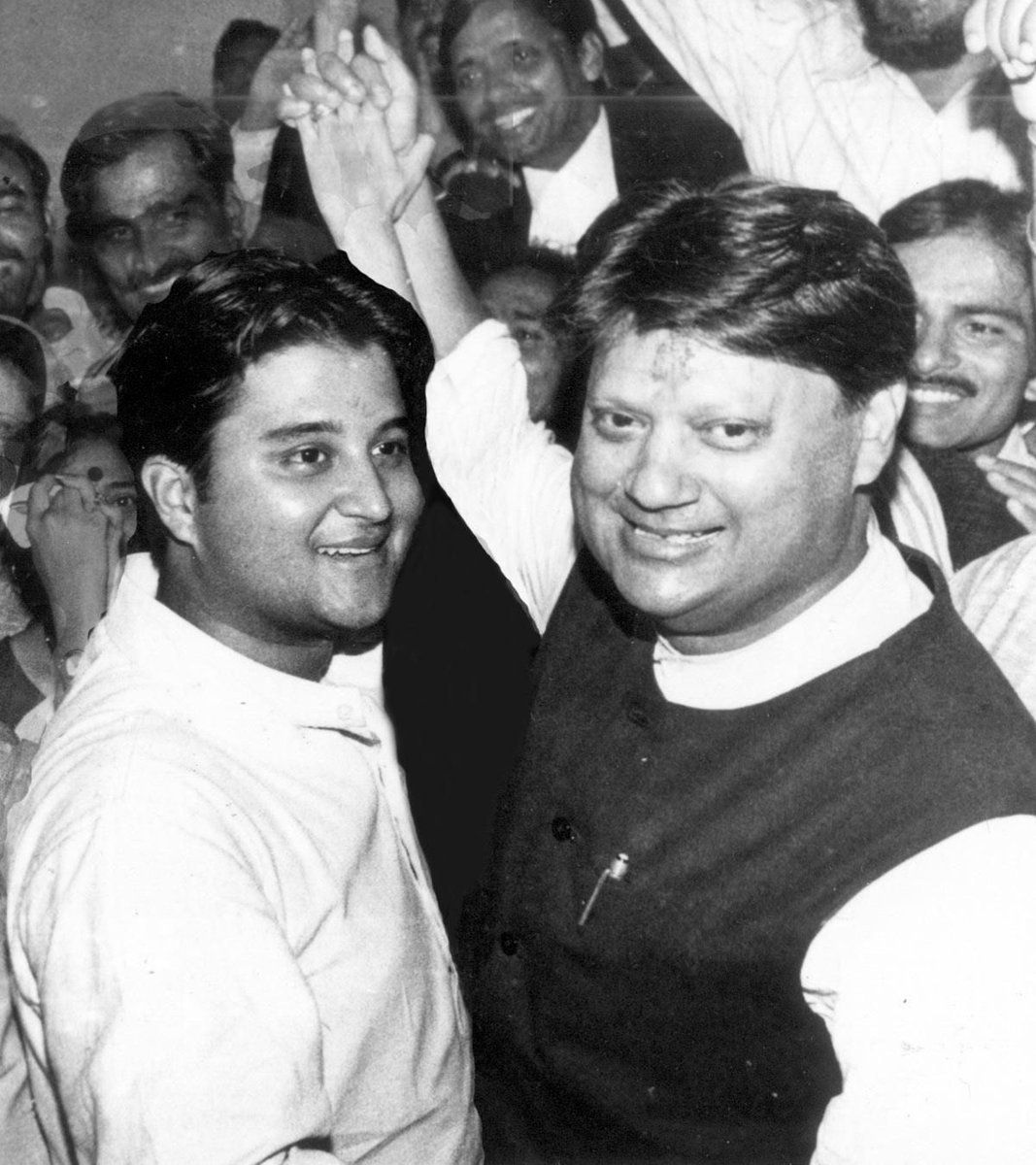 JM_Scindia's tweet photo. पूज्य पिताश्री, आपके दिए सेवा के संस्कार, आपके सिखाए मानवता के मूल्य और आपके जीवन के उच्च आदर्श आज भी मेरे पथप्रदर्शक हैं। मेरा मध्य नाम ही मेरी सबसे बड़ी पहचान और प्रेरणा है। 
आपकी जन्म जयंती पर कोटिशः नमन। 🙏 https://t.co/9ezcFeICZN