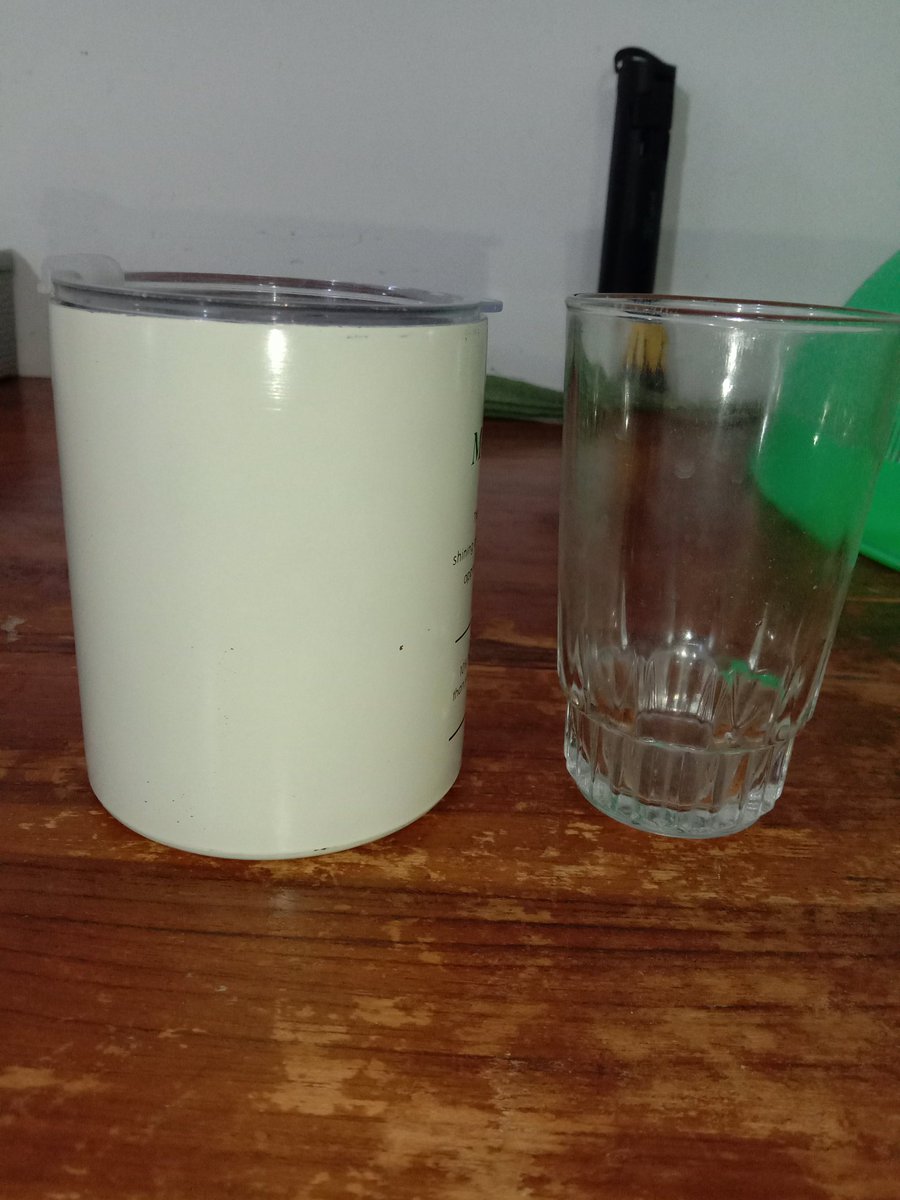 Ini salah satu alasan aku milih Tumblr yg bentuknya kayak gelas gini. Soalnya lebar, jadi gampang dibersihin.
Emang sih kapasitasnya lebih kecil. Kalau dipake buat air butuh Refill beberapa kali, tapi kalau untuk kopi, jus, teh dll udah cukup banget.