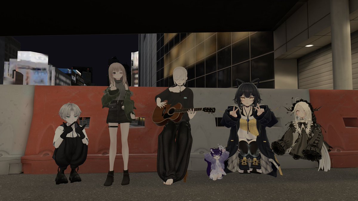 きのうはenkimiさんの弾き語りを聴き、ちょっと邪魔したり、ウクレレ+ギター2でちょっとセッションしたり。
そのあとJTRで知り合ったお友達たちが来てくれたから演奏聴いてもらったりしたよ！！
音楽関係ないところで仲良くなった人が遊びに来てくれたの嬉しくて普通に夜更かししちゃった…！！