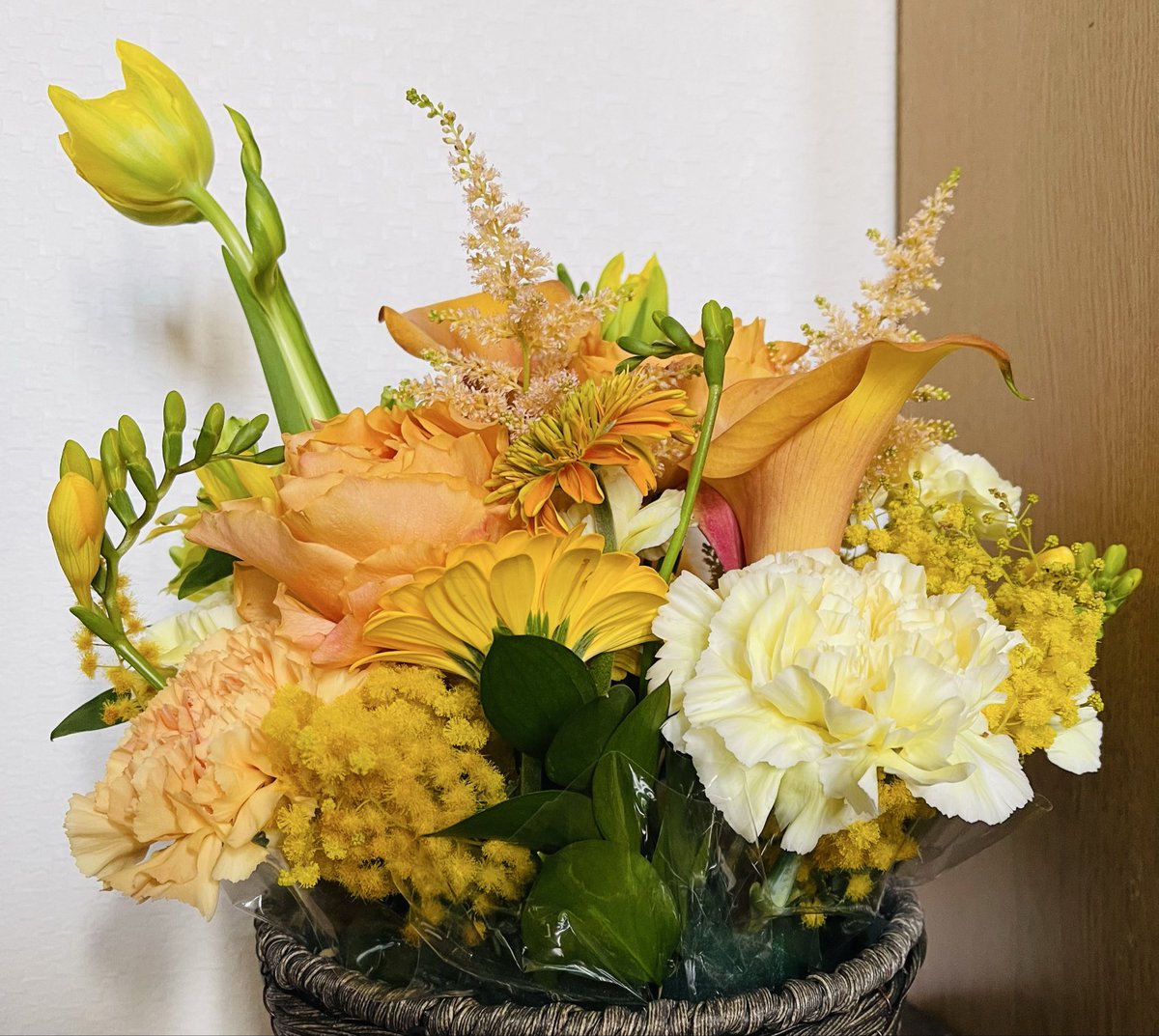 matihanak's tweet photo. ある日の会話
a   「お花好き？」
私 「うん、大好きᥫᩣ  ̖́-なんで？」
a    「退職祝いで貰ったんやけど     
あげる」
私   「エッ‼️わ～ めっちゃきれい    .•*¨」
すぐ写真撮ってaさんに
送りました😊

#フリージア #フラワーアレンジメント #退職祝い #ミモザ https://t.co/HQ2JIYVV2a